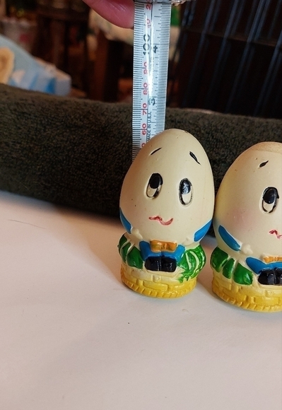 Vintage* 70s Egg-Shaped Humpty Dumpty Salt & Pepper Shakers - Picture 8 of 8